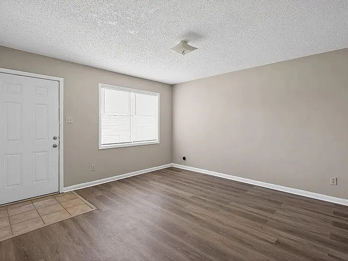 3 bed, 1.5 bath, $1,300 — Photo 4