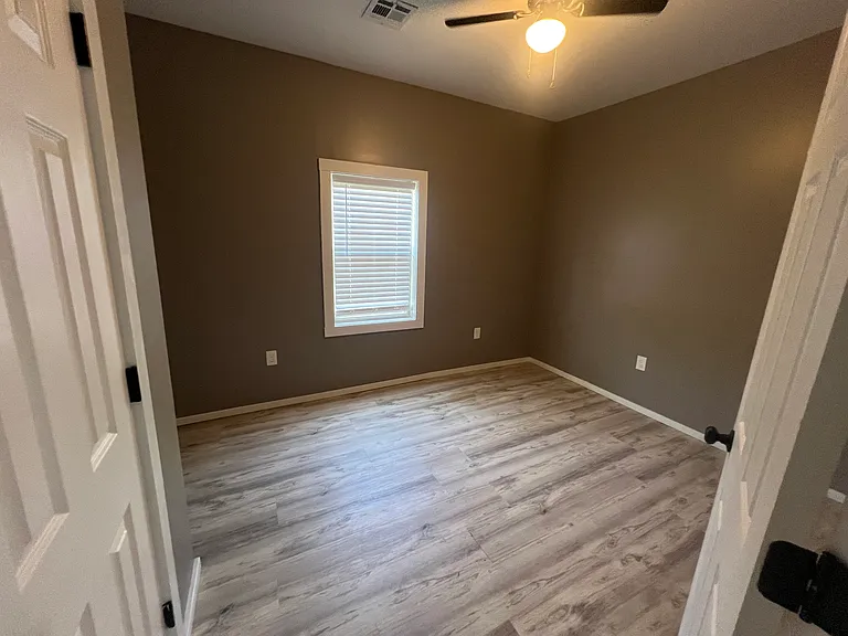 2410 Marshall St — Photo 5