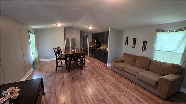 3 bed, 2.0 bath, 1216 sqft, $1,500 — Photo 2