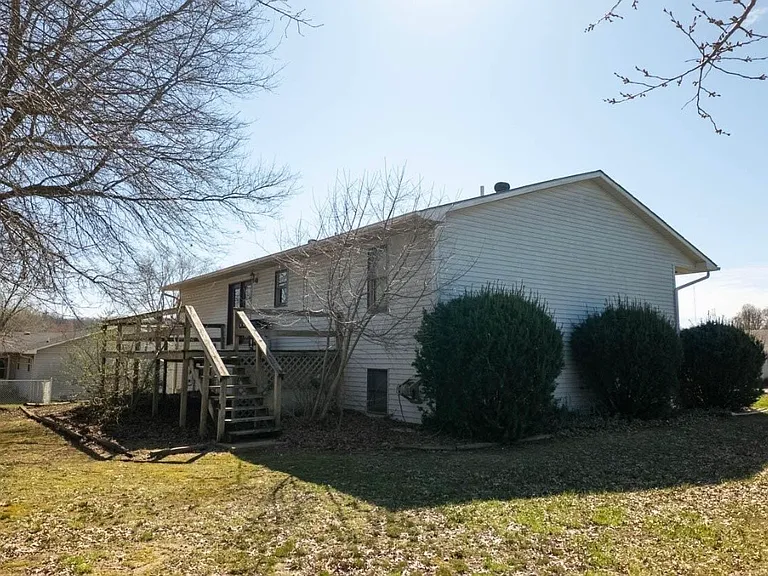 1910 Katherine Dr — Photo 8