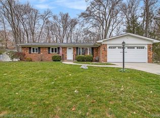 3837 Glen Hills Dr, Hartland, MI 48353