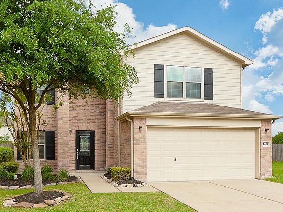 This home has fresh landscaping, great curb appeal and a huge cul-de-sac lot!