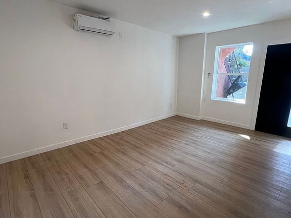 3rd image of 706 N Hoover St #3/4