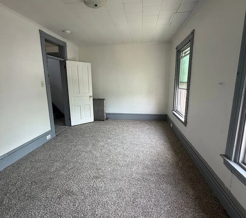 31 N Broad St