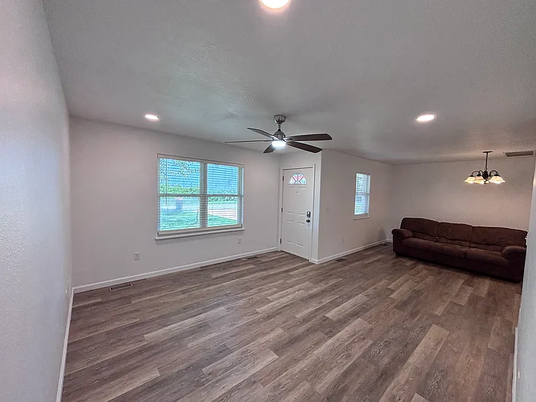 214 E Hyde St — Photo 6
