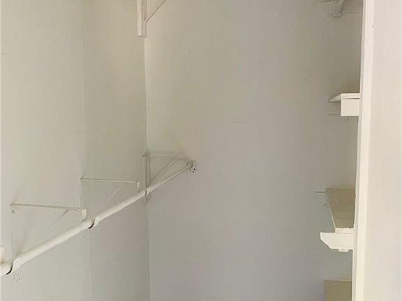 4th image of 409 Ann St