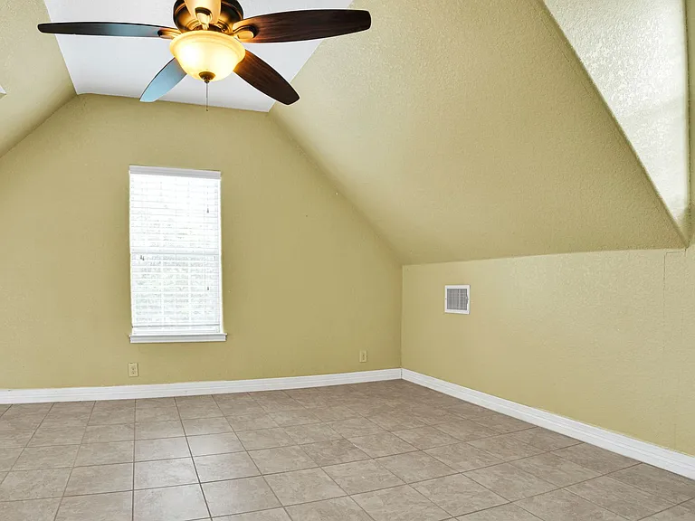 1615 W Commerce St — Photo 16
