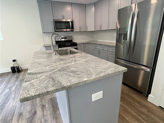 3rd image of 1011 Ashwood Ln