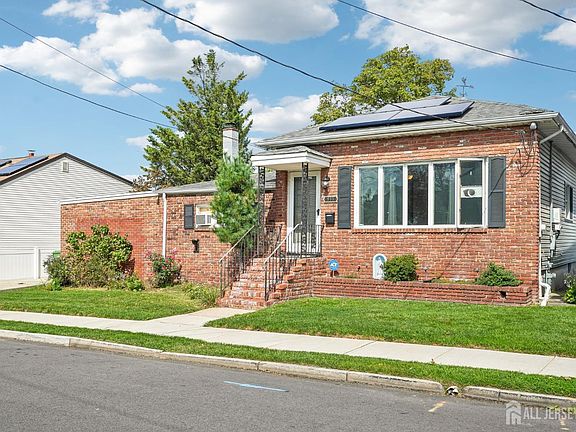 2nd image of 933 McCandless Pl