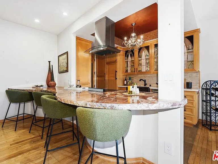 612 S Barrington Ave #213 — Photo 6