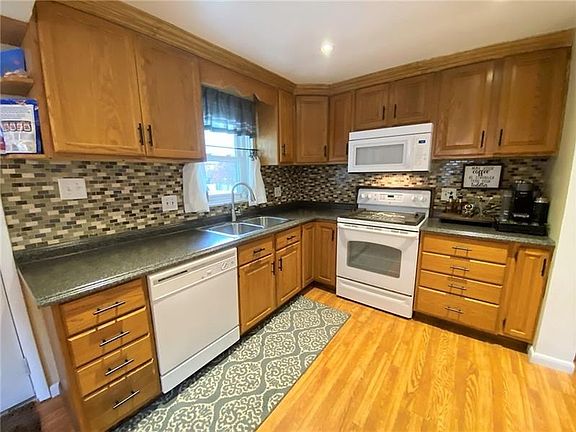 5th image of 64 Barry Ct
