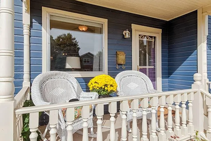 Covered front porch. - 1021 Lafarge Ave