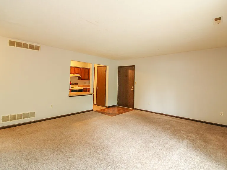 500 N Columbia Dr E — Photo 2