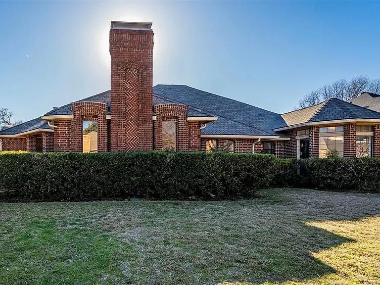 926 Fairway Dr — Photo 2