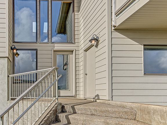 3rd image of 327 Salishan Dr
