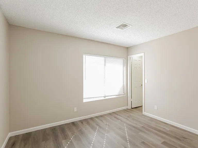 2732 W Gila Ln — Photo 13