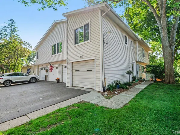 838 Corners Ct, Lake Orion, MI 48362