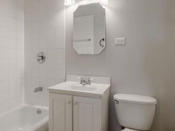 3rd image of 3039 N Lincoln Ave APT 2W