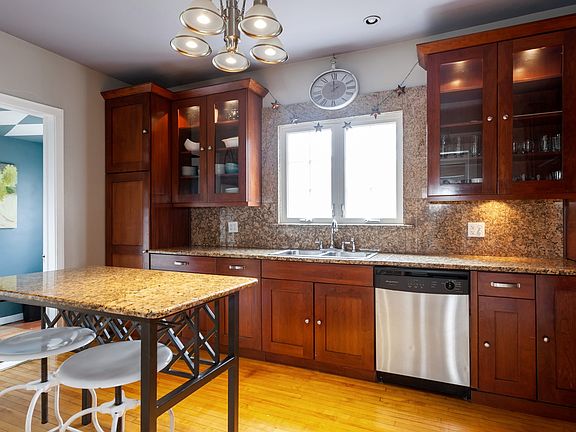 4th image of 3234 Clarence Ave