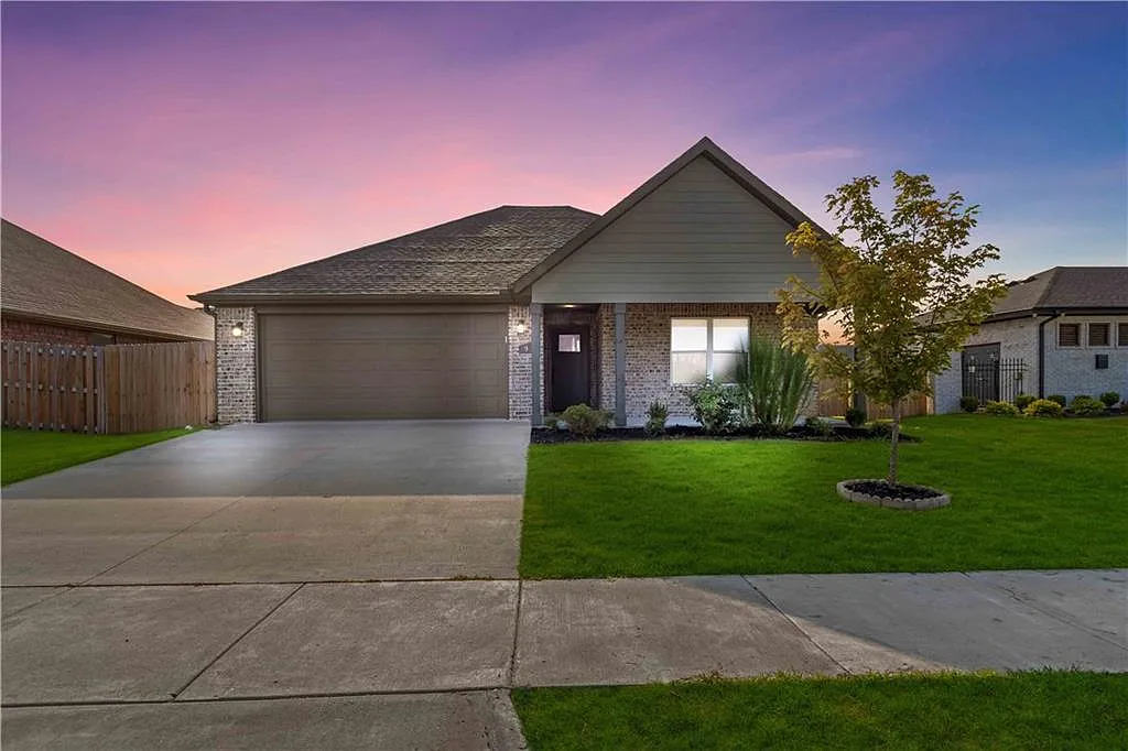 4 bed, 1566 sqft, $1,950 — Photo 1