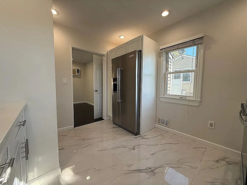 1st image of 627 Mola Blvd