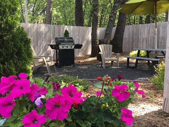 commom area with seating and BBQ