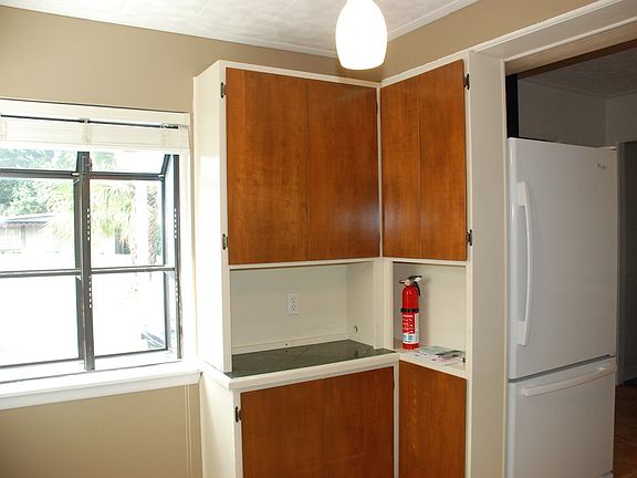 5th image of 28 E Princeton St