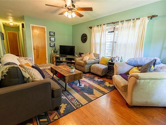 4th image of 818 E Lakeside Dr