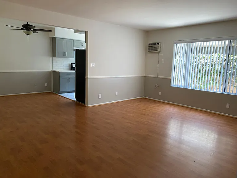 15204 Dickens St — Photo 4