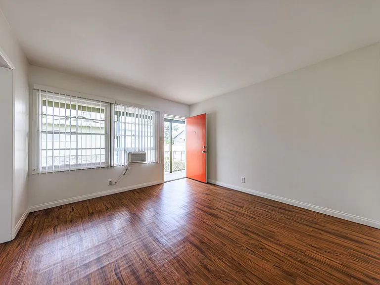 650 W Wilson Ave — Photo 21