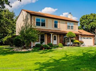 8 Plymouth Ln, Manalapan, NJ