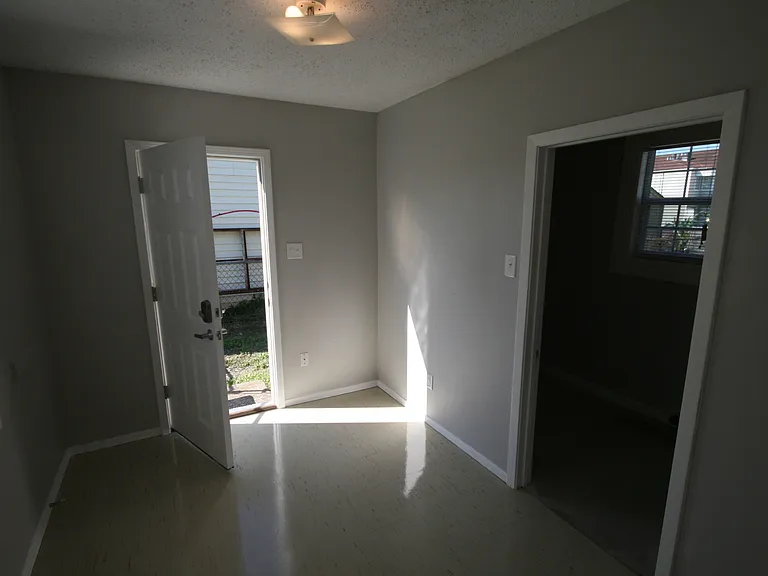 2705 Rose Dr — Photo 3