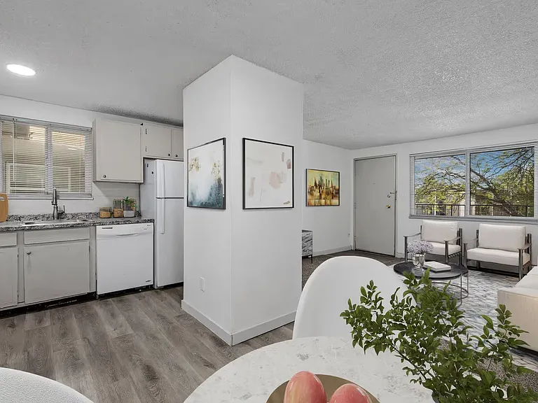 Sunstone Apartments — Photo 36