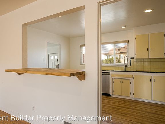 5th image of 3203 Solano Dr NE