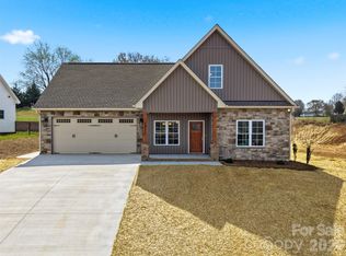 4957 Southview Dr, Hickory, NC 28602