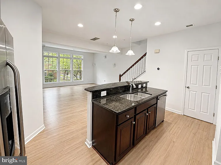 2585 Eastbourne Dr — Photo 11