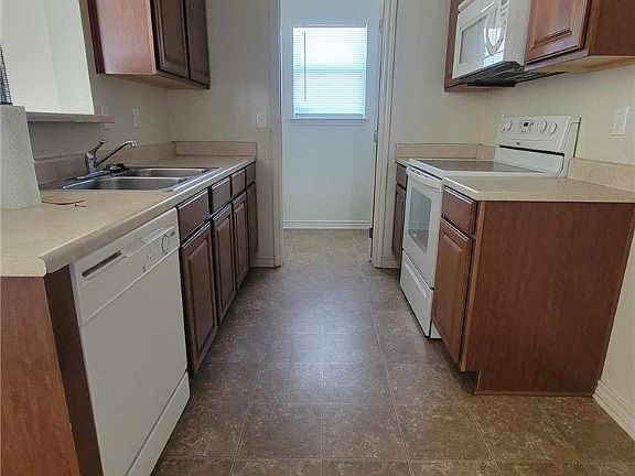 3rd image of 708 Yorktown Dr