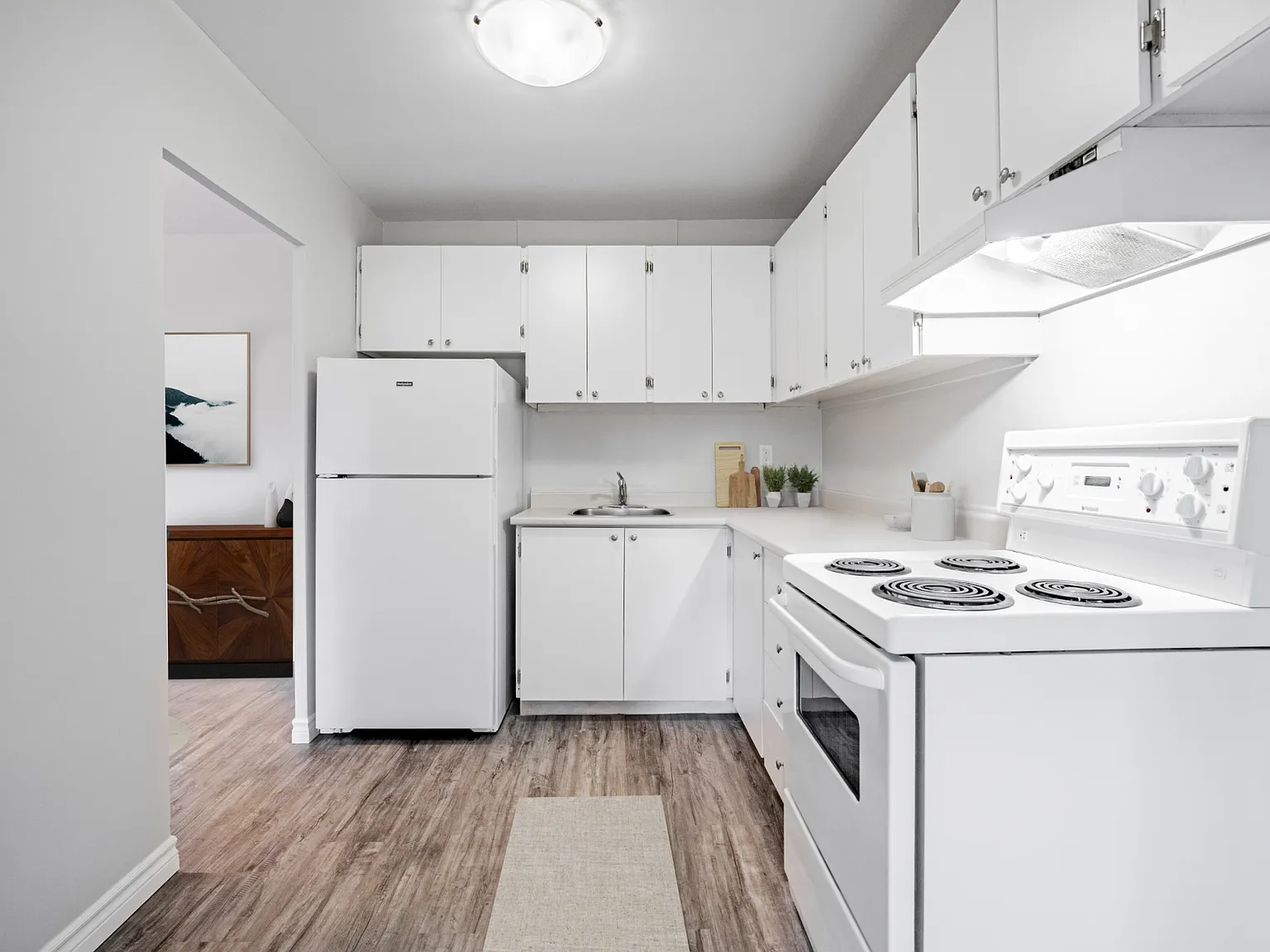 780 Wonderland Road South — Photo 4