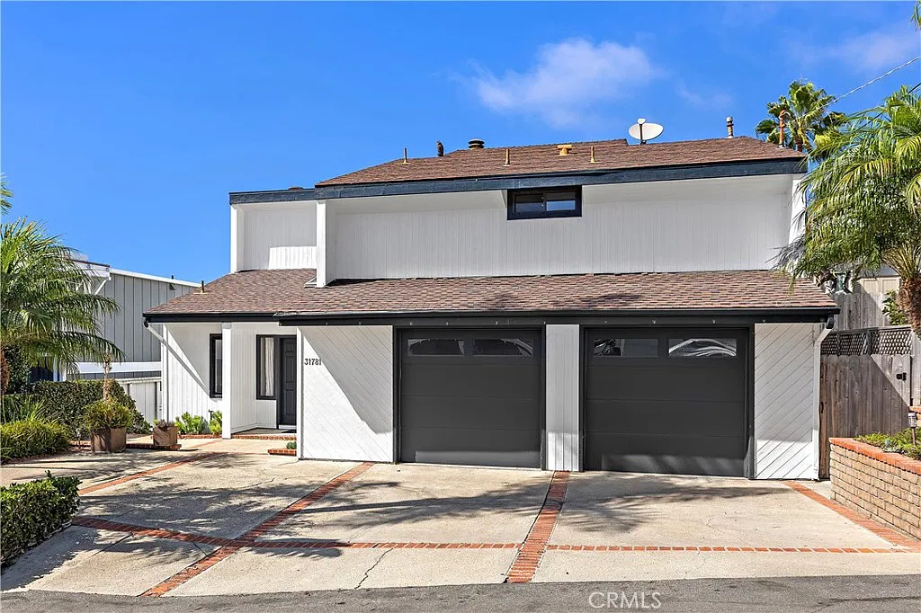 3 bed, 2.5 bath, 2434 sqft, $11,500 — Photo 2