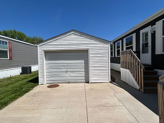 3rd image of 2051 SE Four Seasons Dr