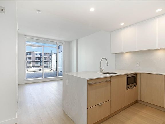 5th image of 1100 Yates St #303