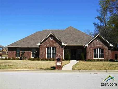 2nd image of 825 Carriage Dr
