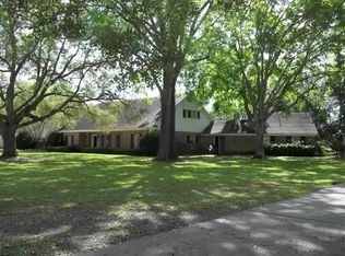 6 Colony Dr, Angleton, TX 77515