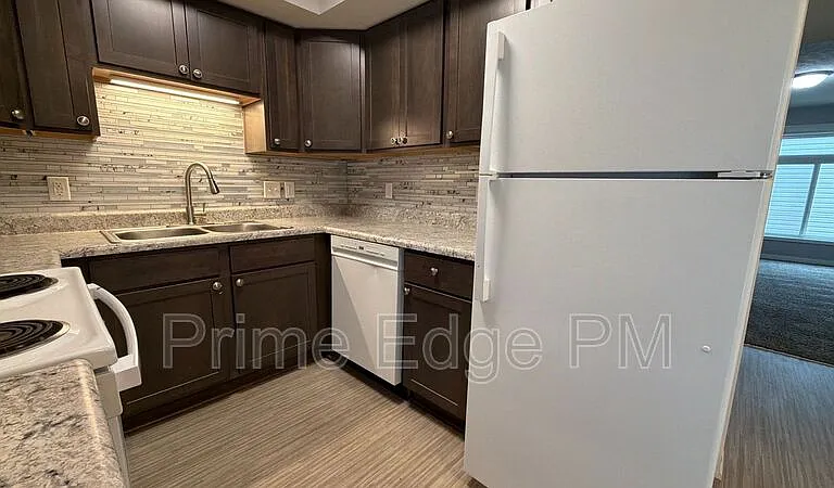 6235 Holdrege St #B-5 — Photo 17