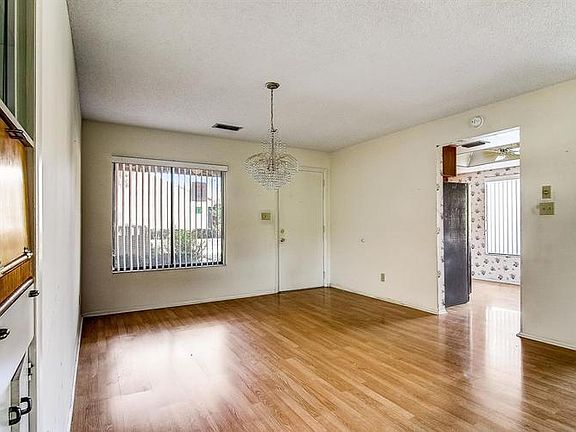 foyer/dining area