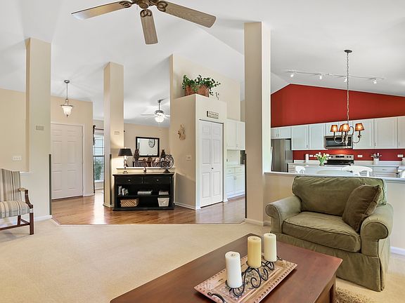 5th image of 530 Huntington Cir