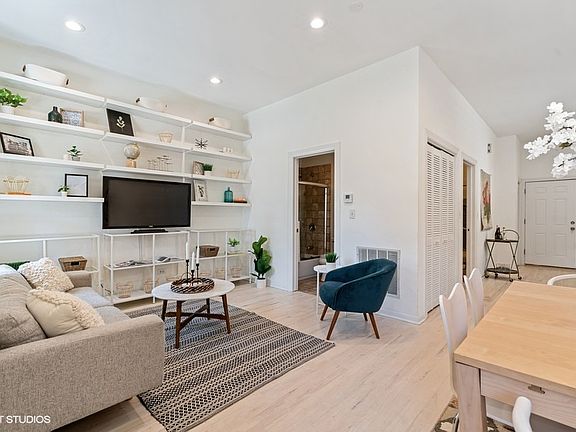 5th image of 1513 W Superior St APT 1R