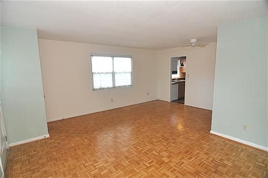 4th image of 1002 Willow Dr APT 40