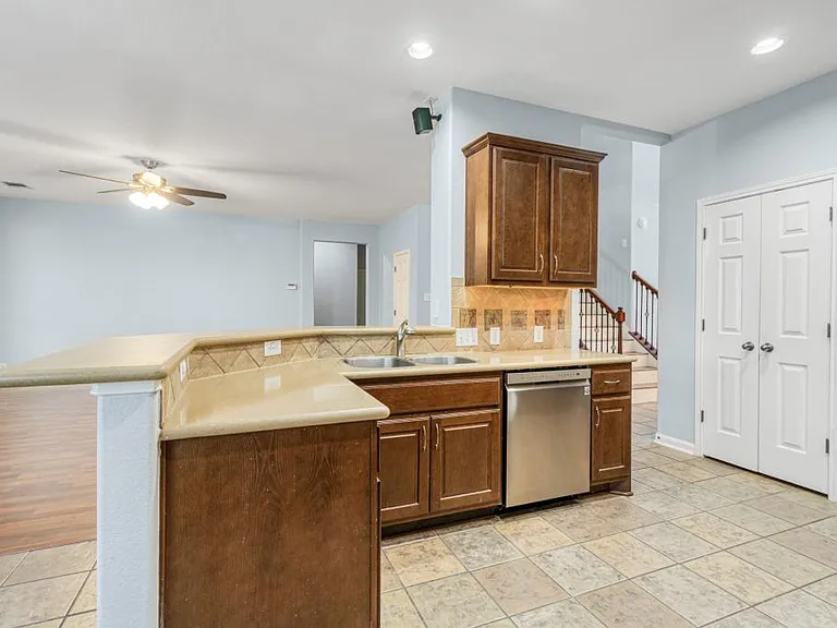 9116 Pedernales Rio — Photo 8