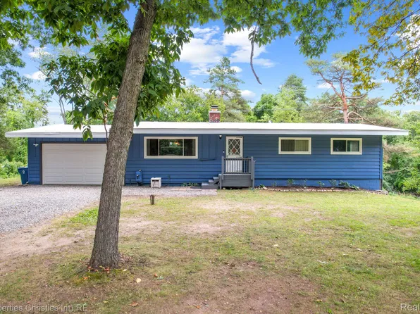 2480 Woodcroft St, White Lake, MI 48383